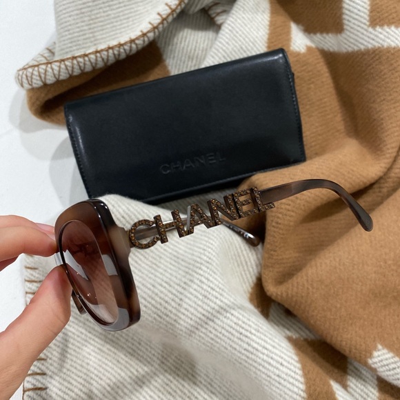 Chanel tortoise brown square sunglasses with crystal logo - Picture 2 of 7